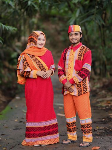 Kreator konten asal Magelang ini membuat baju Lebaran dari 12 handuk. Baju Lebaran tersebut langsung viral di media sosial. Foto Khoirul Anam (kiri) dan Intan (kanan)