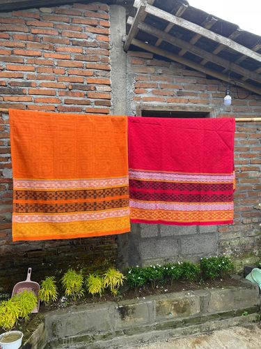 Kreator konten asal Magelang ini membuat baju Lebaran dari 12 handuk. Baju Lebaran tersebut langsung viral di media sosial. Foto Khoirul Anam (kiri) dan Intan (kanan)