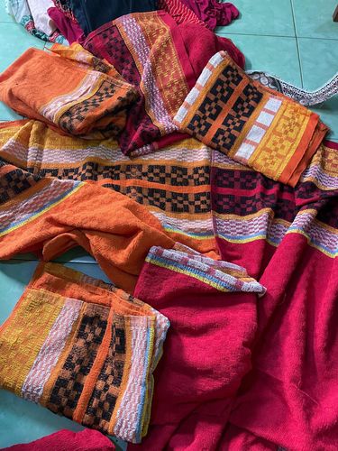 Kreator konten asal Magelang ini membuat baju Lebaran dari 12 handuk. Baju Lebaran tersebut langsung viral di media sosial. Foto Khoirul Anam (kiri) dan Intan (kanan)