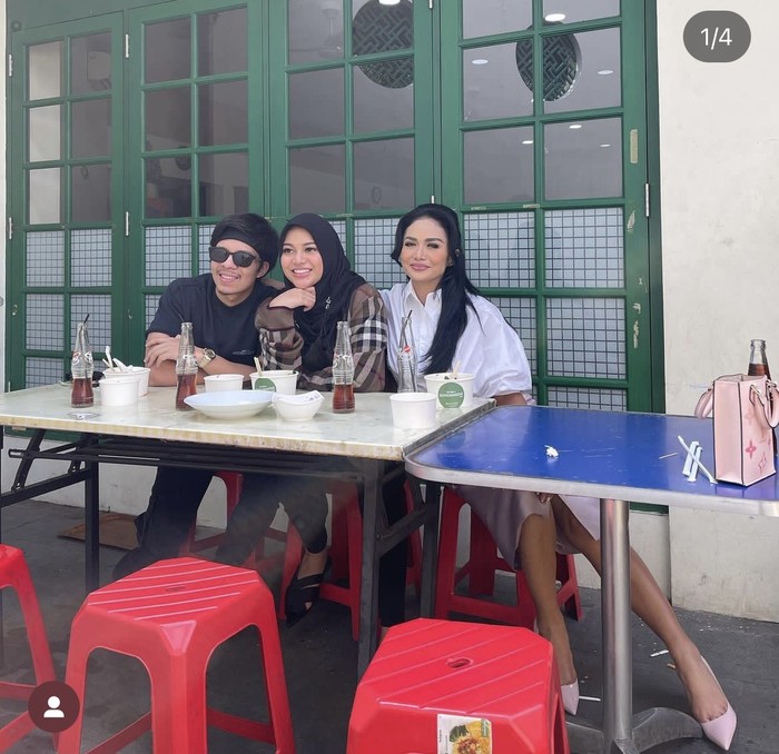 Kulineran Seru Krisdayanti Bareng Puan Maharani dan Keluarga Tercinta Kulineran Seru Krisdayanti Bareng Puan Maharani dan Keluarga Tercinta