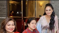 Tertangkap lagi momen ketika Krisdayanti makan bersama Puan di sebuah restoran. Meja mereka telah penuh makanan hingga aneka jus segar. Foto: Instagram @krisdayantilemos