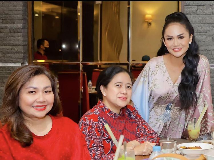 Kulineran Seru Krisdayanti Bareng Puan Maharani dan Keluarga Tercinta