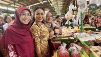 Kalau ini momen Krisdayanti mampir ke Pasar Modern BSD City. Ia sempat mampir ke penjual yang menawarkan aneka ikan asin hingga tempe. Foto: Instagram @krisdayantilemos