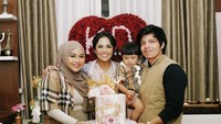 Krisdayanti juga senang menghabiskan waktu bersama keluarga. 24 Maret lalu, ia pun baru saja merayakan ulang tanun bersama keluarganya. Ada kue cantik yang disiapkan Aurel, Atta, dan keluarganya yang lain. Foto: Instagram @krisdayantilemos