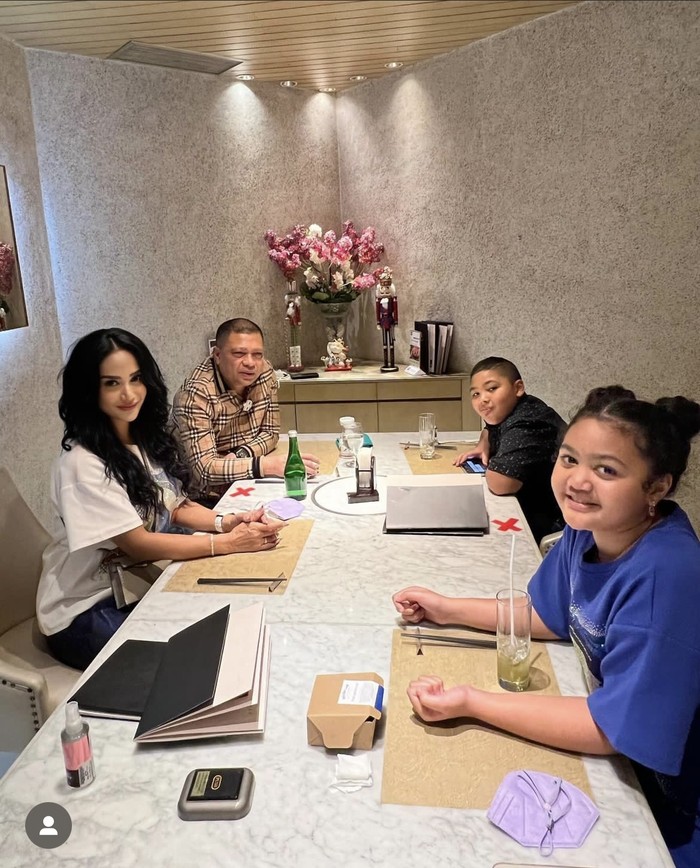 Kulineran Seru Krisdayanti Bareng Puan Maharani dan Keluarga Tercinta