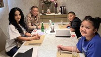 Bersama suami, Raul Lemos dan anaknya Amora dan Kellen, Krisdayanti pun menyempatkan diri makan bersama di sebuah restoran. Foto: Instagram @krisdayantilemos