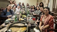 Bahkan, belum lama ini Krisdayanti buka puasa bersama dengan Puan dan rekan wanita di PDIP di restoran hot pot. Ia pun menulis keterangan, “Happy Iftar bersama kesayangan banteng betina senayan.” Foto: Instagram @krisdayantilemos
