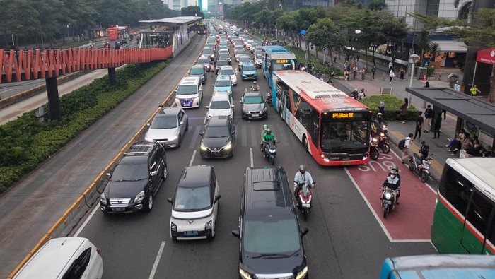 Lalin Sudirman Macet, Kamis (4/4). (Astrid-detikcom)