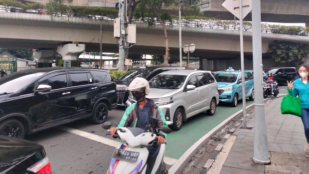 Lalin Sudirman Macet, Kamis (4/4). (Astrid-detikcom)