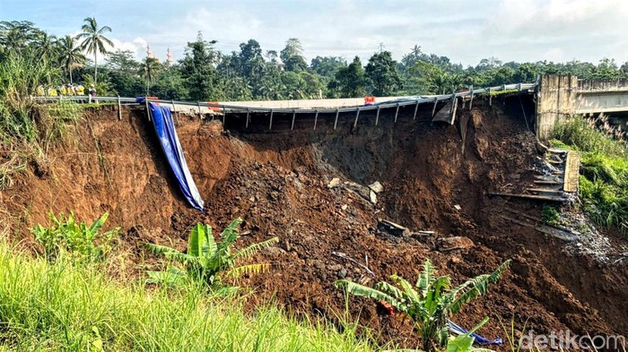 Longsor di Tol Bocimi KM 64, Parungkuda, Sukabumi