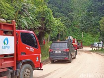 Poros Palopo-Toraja di Battang Macet gegara Jalan Tertutup Material Longsor