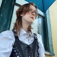 Punya bentuk tubuh yang berbeda dari orang kebanyakan tentu membuatnya manarik atensi. Tak jarang, ia juga menjadi target dari anak-anak yang nakal. Sempat membenci badannya yang sangat tinggi tapi untungnya kini Maci menganggap dirinya unik. Foto: Instagram @maci.currin