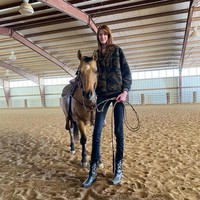 Meski bangga dengan tubuhnya, Maci tentu mengalami banyak tantangan karena bentuk tubuhnya. Selain harus sering menunduk dan sulit menemukan celana, ia juga mengaku cukup sulit mencari pasangan. Kebanyakan pria disebut malu ketika berdiri di sampingnya.Aku sekarang tidak tertarik berpacaran tapi aku sering berkencan terutama dengan pria yang lebih pendek dariku, tidak sukses. Mereka seperti hampir malu denganku, jelas Maci.Foto: Instagram @maci.currin