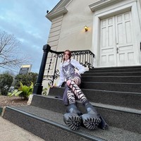 Maci disebut memiliki kaki terpanjang yakni 52 inci atau 1,3 meter dengan tinggi badan 5 kaki 10 inci atau lebih dari 2 meter. Ia merupakan pemegang rekor wanita dengan kaki terpanjang selama empat tahun terakhir.  Foto: Instagram @maci.currin