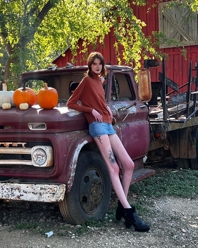 Orang-orang sering bilang kamu sangat cantik, apa kamu model? Sebagai wanita dengan tinggi 6 kaki 10 inci adalah tugasku untuk memberdayakan wanita tinggi lainnya, kata Maci. Foto: Instagram @maci.currin