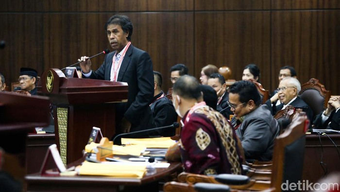 Tim Hukum Prabowo-Gibran menghadirkan ahli hukum Margarito Kamis dalam sidang sengketa hasil Pilpres 2024 di MK. Margarito minta MK memeriksa hasil Pilpres.