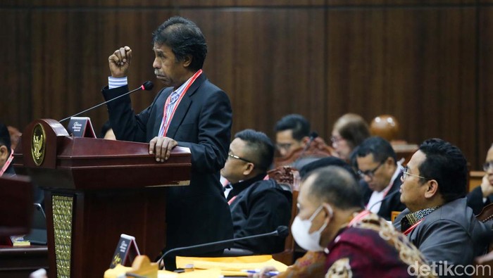 Margarito Kamis Berikan Kerangan di Sidang Sengketa Pilpres Tim Hukum Prabowo-Gibran menghadirkan ahli hukum Margarito Kamis dalam sidang sengketa hasil Pilpres 2024 di MK. Margarito minta MK memeriksa hasil Pilpres.