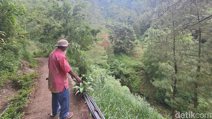 Mbah Sadiman saat di Bukit Gendol, Desa Geneng, Kecamatan Bulukerto, Wonogiri. Foto diunggah Kamis (4/4/2024).