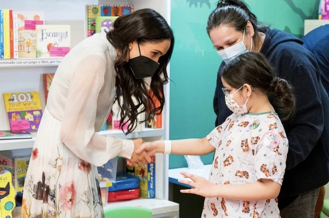 Meghan Markle tampil dengan dress bermotif floral dari Oscar de la Renta. Busana tersebut sebelumnya dia gunakan saat promosi dokumenter di Netflix. Meghan memadankannya dengan sepatu flat hitam dari Aquazzura. Foto: dok. Instagram