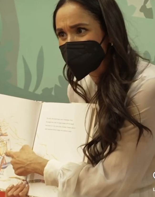 Istri Pangeran Harry itu memimpin bernyanyi secara spontan saat membaca Pete the Cat and His Four Groovy Buttons. “My buttons, my buttons,” dia bernyanyi sambil menggoyangkan tubuhnya. Foto: dok. Instagram