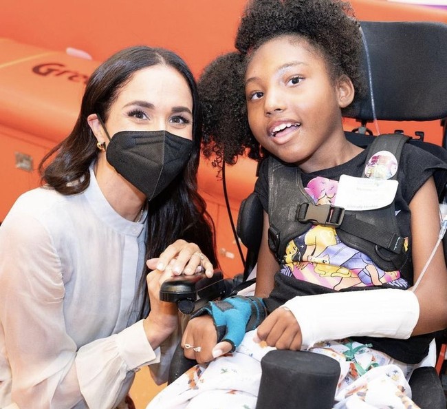 Sejak keluar dari anggota senior keluarga Kerajaan Inggris, Meghan Markle jarang tampil di acara resmi. Penampilannya saat mengunjungi pasien anak di Children’s Hospital Los Angeles mengejutkan banyak pihak. Foto: dok. Instagram