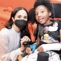 Sejak keluar dari anggota senior keluarga Kerajaan Inggris, Meghan Markle jarang tampil di acara resmi. Penampilannya saat mengunjungi pasien anak di Children’s Hospital Los Angeles mengejutkan banyak pihak. Foto: dok. Instagram
