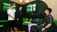 Kehadiran fasilitas ini diharapkan dapat menambah kenyamanan pelanggan Gojek saat memesan layanan Gojek setelah menggunakan layanan Kereta Cepat Whoosh yang dioperasikan PT Kereta Cepat Indonesia China (KCIC).  