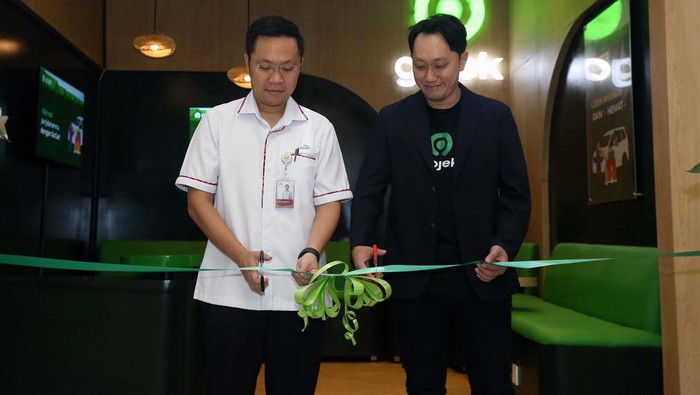 Melihat Customer Lounge Gojek di Stasiun Whoosh Halim Gojek bersinergi dengan PT Kereta Cepat Indonesia China dalam rangka memudahkan mobilitas warga. Mereka menghadrikan customer lounge di Stasiun Whoosh Halim.