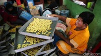 Menjelang lebaran, permintaan kue kering meningkat hingga 50 persen dibandingkan tahun sebelumnya.