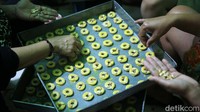 Kue kering itu dijual di kisaran harga Rp 75 ribu-Rp 85 ribu/toples.
