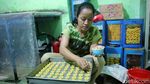 Melihat Kesibukan Pembuatan Kue Kering Lebaran