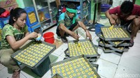 Industri rumahan itu mempekerjakan 25 orang dalam pembuatan kue kering.