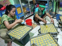 Melihat Kesibukan Pembuatan Kue Kering Lebaran