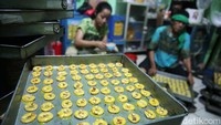 Dalam sehari, sebanyak 25 pekerja menyelesaikan pembuatan kue kering hingga 150 kilogram.