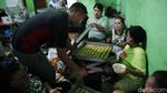 Melihat Kesibukan Pembuatan Kue Kering Lebaran