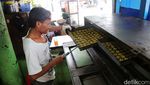 Melihat Kesibukan Pembuatan Kue Kering Lebaran