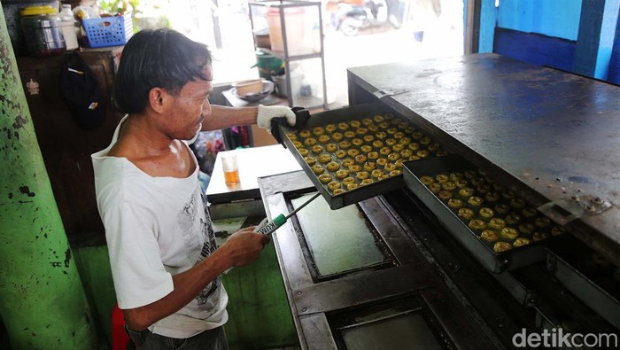 Pekerja menyelesaikan pembuatan kue kering di kawasan Kwitang, Jakarta, Rabu (12/4/2023). Menjelang lebaran permintaan kue kering meningkat hingga 50 persen dibandingkan tahun sebelumnya.