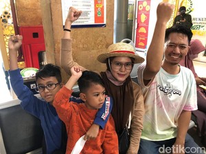 Gaya Keluarga Nakama Mudik Pakai Topi Jerami Ala Luffy One Piece