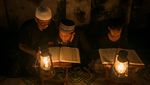 Momen Syahdu Baca Al-Quran dengan Penerangan Lilin