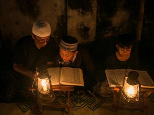 Al-Mujadalah Ayat 11: Adab Menghadiri Majelis dan Pentingnya Ilmu