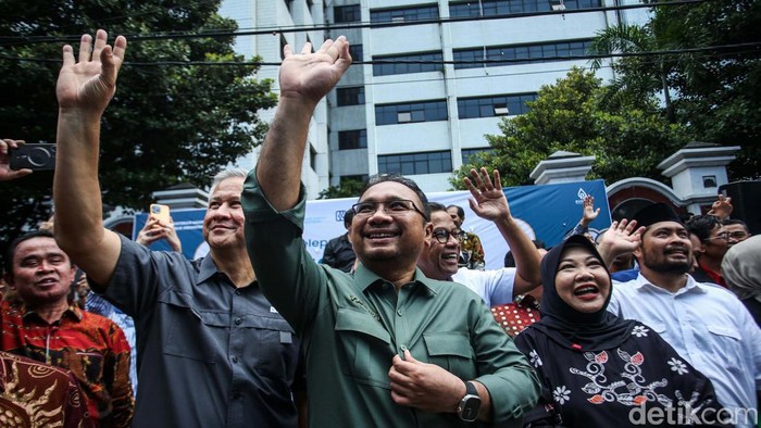 Menteri Agama Republik Indonesia Yaqut Cholil Qoumas bersama Direktur Hubungan Kelembagaan Bank Mandiri Rohan Hafas saat melepas keberangkatan peserta mudik gratis bersama Kementerian Agama di Kemenag, Jakarta, Kamis (4/4/2024).