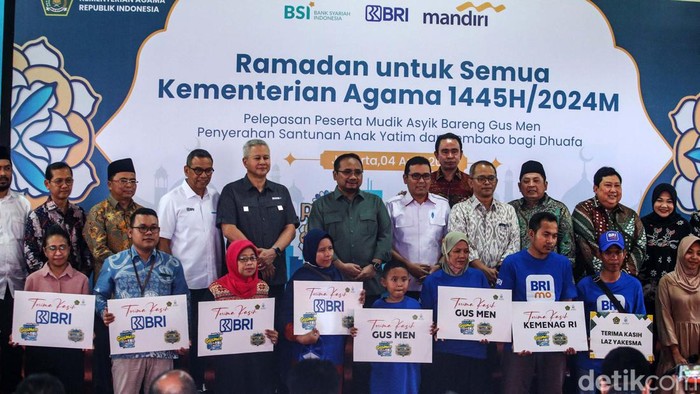 Menteri Agama Republik Indonesia Yaqut Cholil Qoumas bersama Direktur Hubungan Kelembagaan Bank Mandiri Rohan Hafas saat melepas keberangkatan peserta mudik gratis bersama Kementerian Agama di Kemenag, Jakarta, Kamis (4/4/2024).