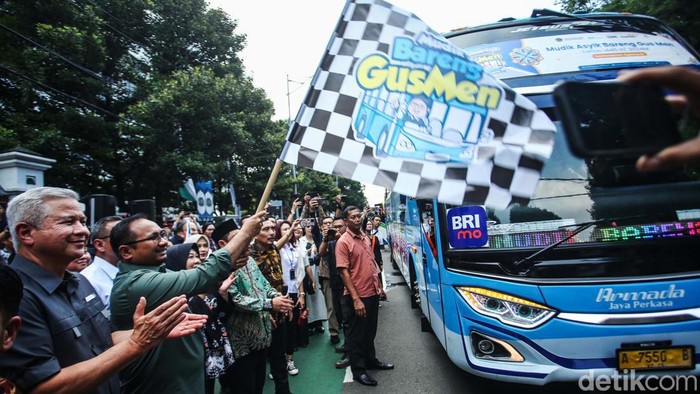 Menteri Agama Republik Indonesia Yaqut Cholil Qoumas bersama Direktur Hubungan Kelembagaan Bank Mandiri Rohan Hafas saat melepas keberangkatan peserta mudik gratis bersama Kementerian Agama di Kemenag, Jakarta, Kamis (4/4/2024).