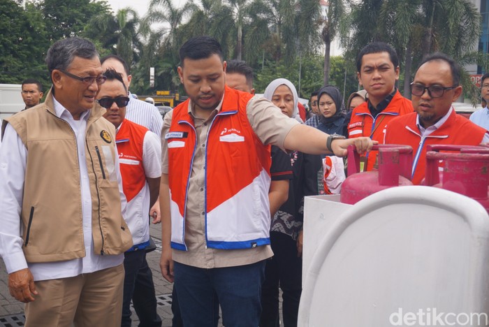 Menteri Energi dan Sumber Daya Mineral (ESDM) Arifin Tasrif saat mengecek stok elpiji di SPBU Ngagel Surabaya