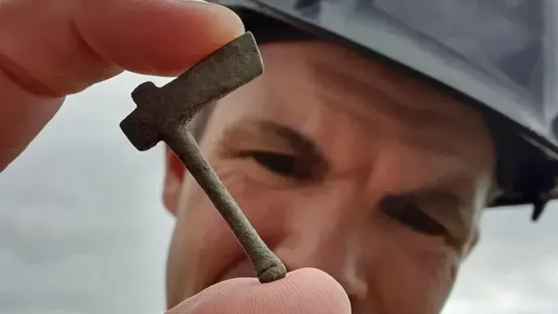 Miniatur kapak nazar yang ditemukan di kompleks vila Romawi