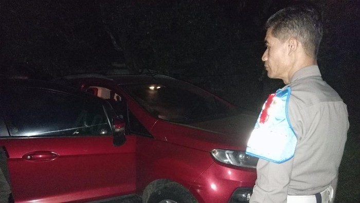 Mobil berisi mayat tergorok leher di Kuningan