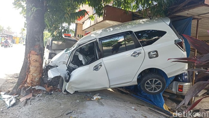 Mobil tersangkut di rumah warga Blitar