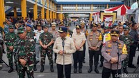 Menhub bersama Kapolri dan Panglima TNI memberikan keterangan setalah melakukan tinjauan di Terminal Purabaya.