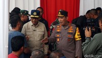 Kapolri Jenderal Listyo Sigit Prabowo dan Menhub Budi Karya Sumadi sedang berdialoq dengan sopir di Terminal Purabaya.