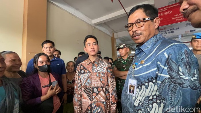 Pj Gubernur Jateng, Nana Sudjana meninjau pasae Legi Solo, Kamis (4/4/2024).
